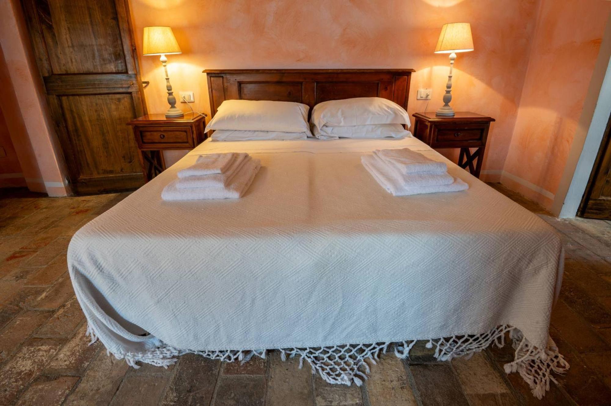 Castello Valenzino Bed & Breakfast Antognola Ngoại thất bức ảnh