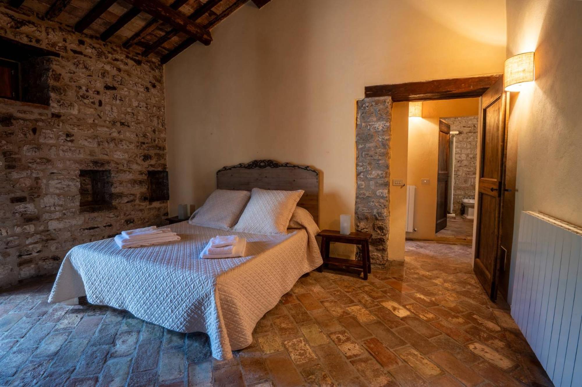 Castello Valenzino Bed & Breakfast Antognola Ngoại thất bức ảnh