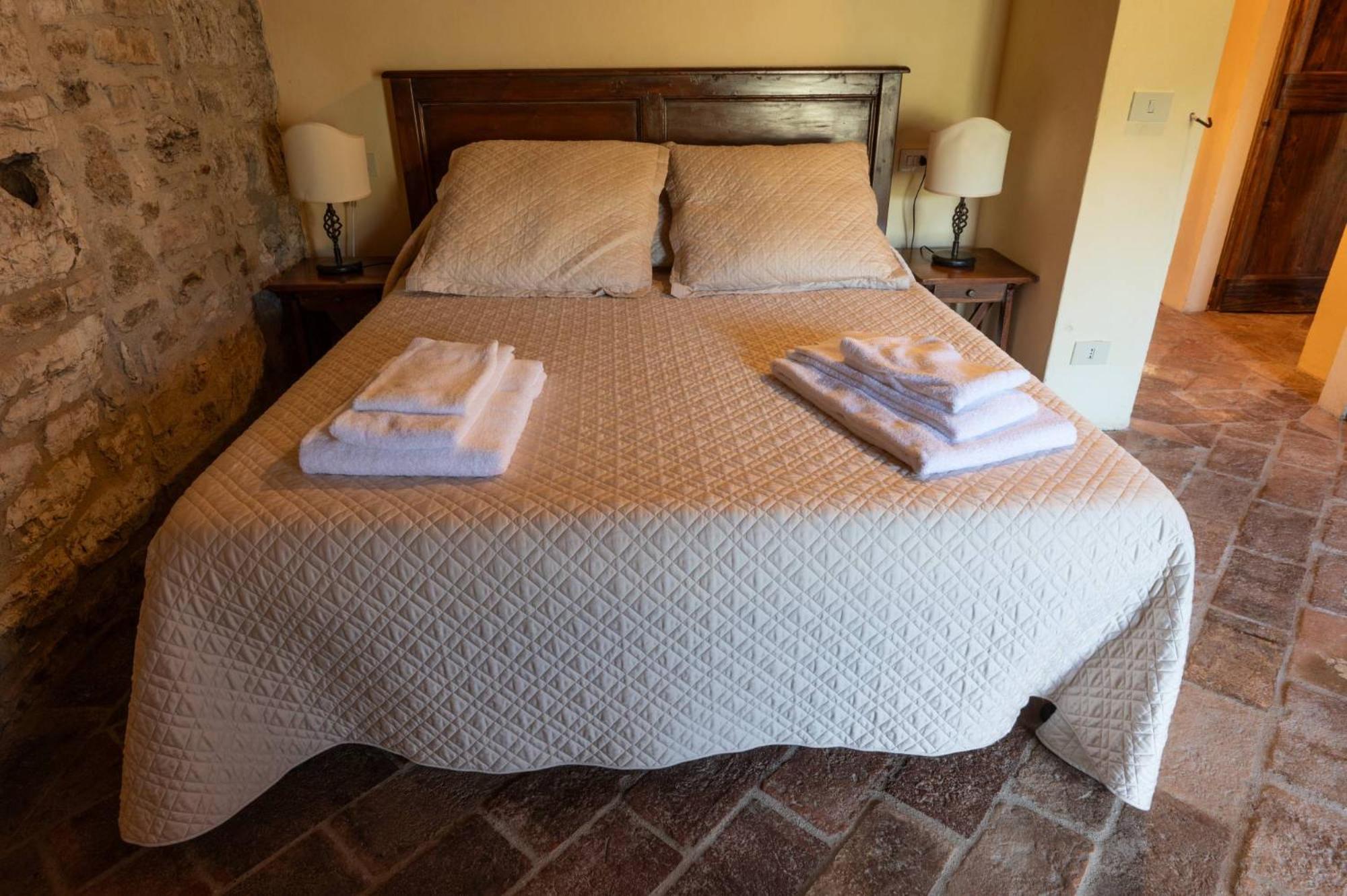 Castello Valenzino Bed & Breakfast Antognola Ngoại thất bức ảnh