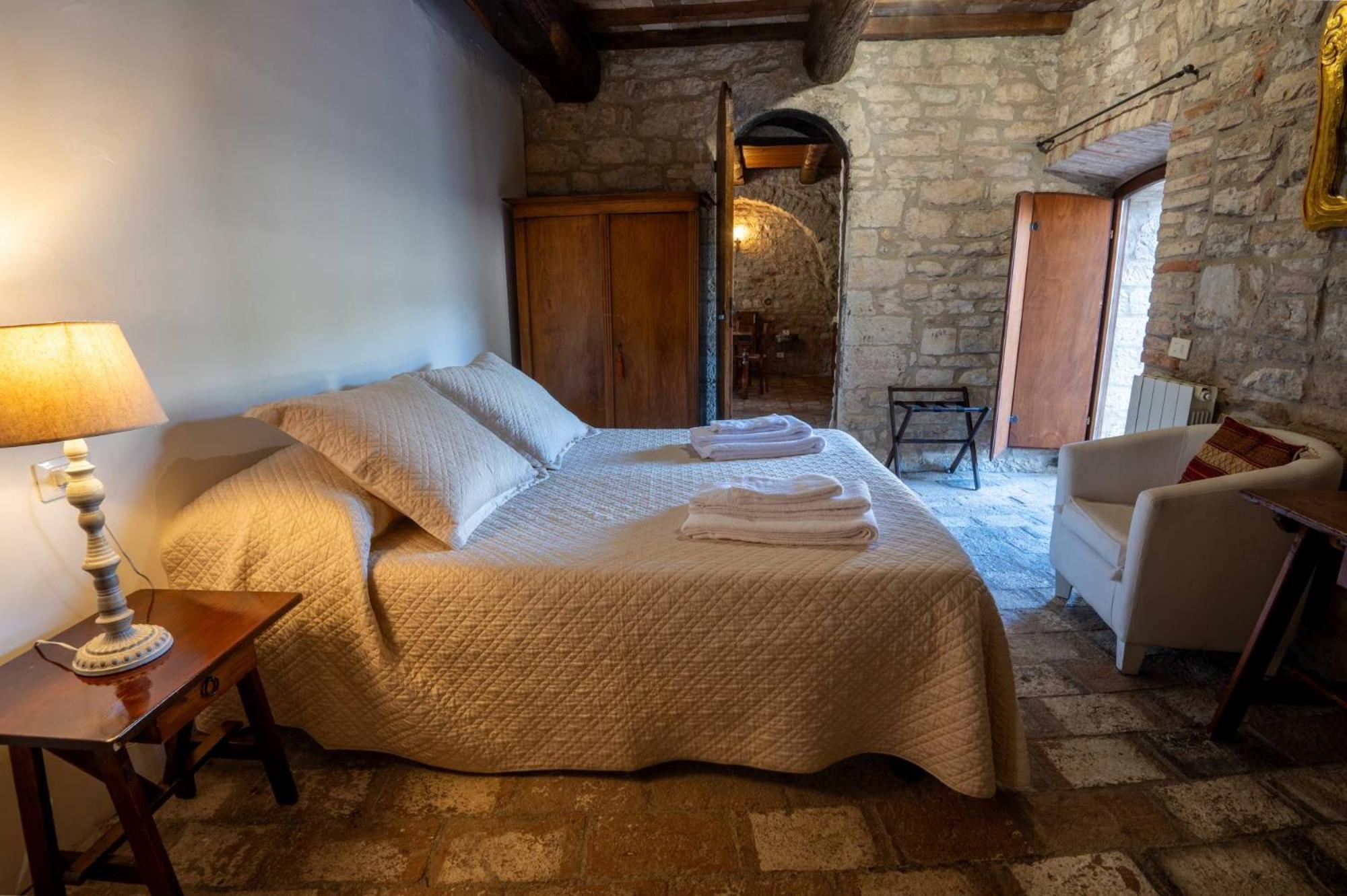 Castello Valenzino Bed & Breakfast Antognola Ngoại thất bức ảnh