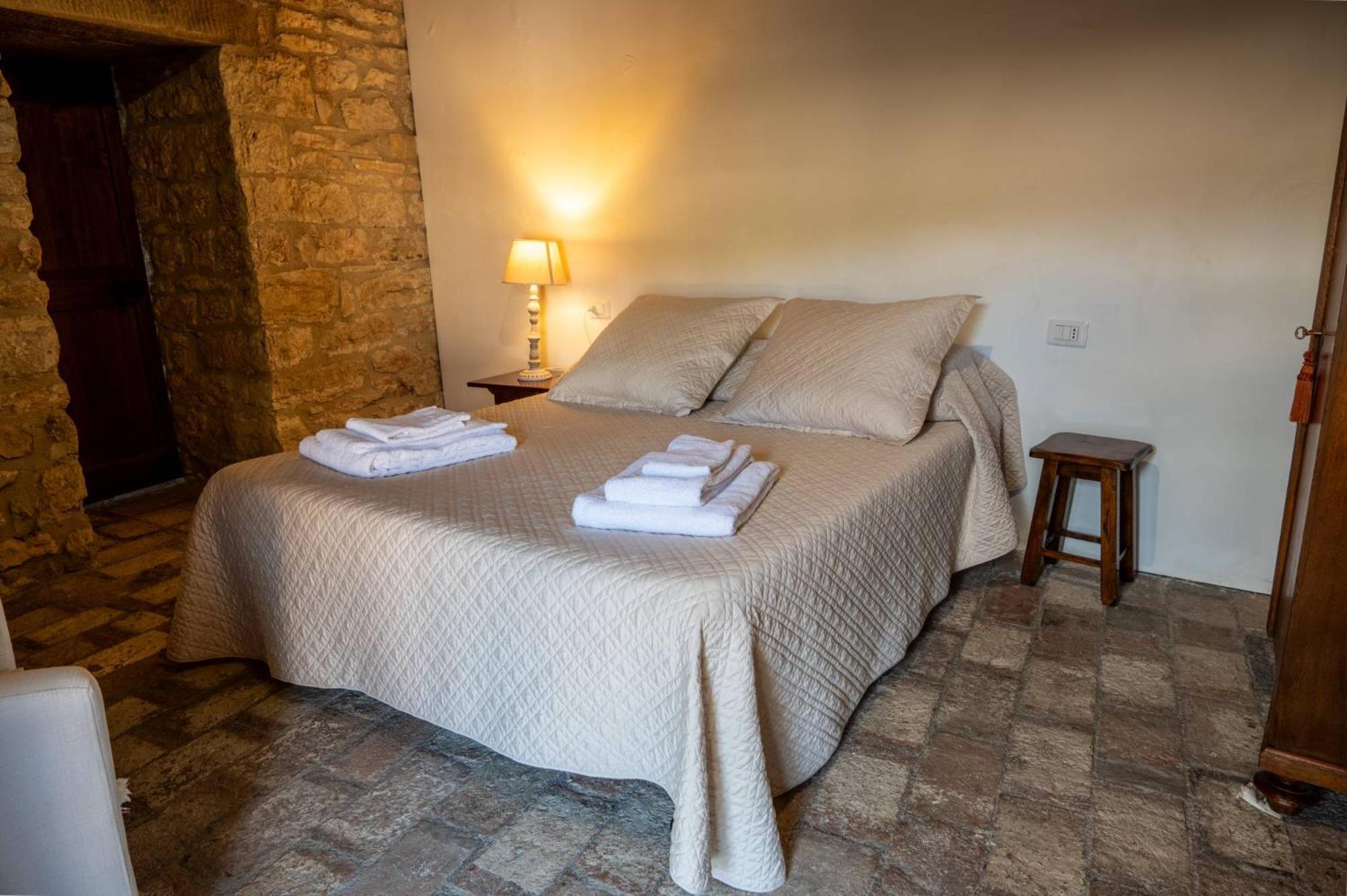 Castello Valenzino Bed & Breakfast Antognola Ngoại thất bức ảnh